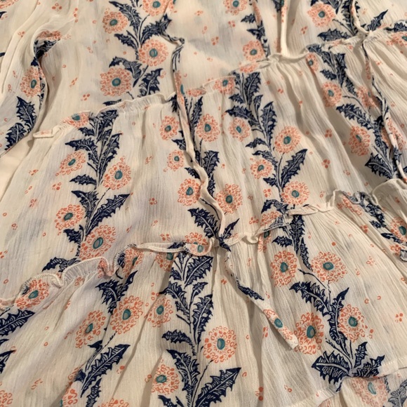 Floral light weight tiered Blouse - Picture 7 of 8